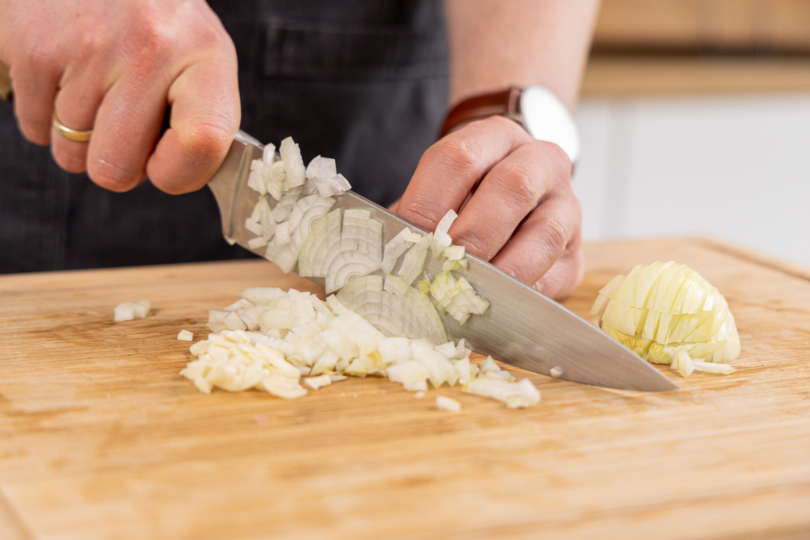 Zwiebeln fein würfeln