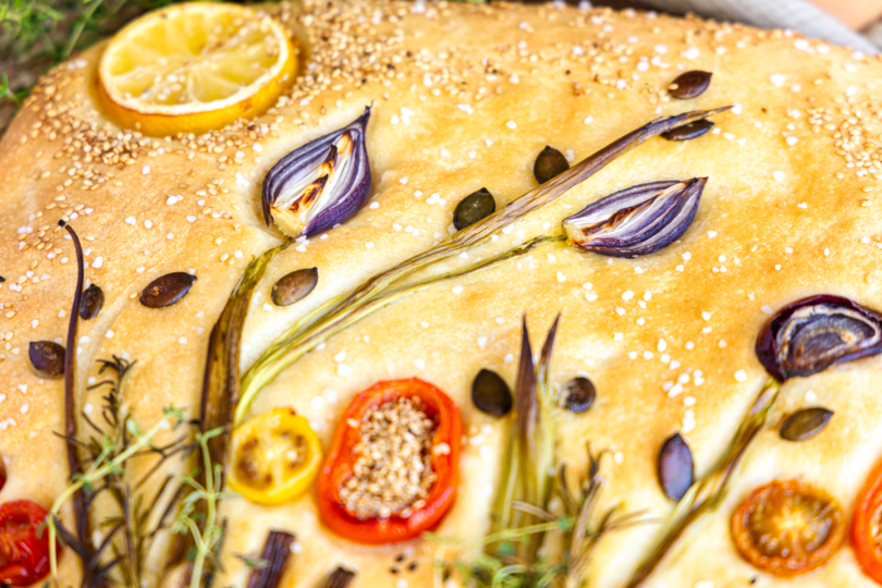 Focaccia Garden mit Kräutern und Gemüse