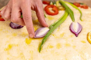 Focaccia Garden mit Zwiebel belegen