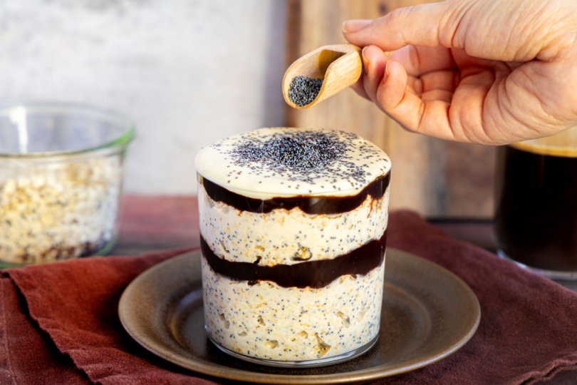 Germknödel Overnight Oats mit Mohn toppen
