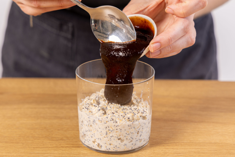 Pflaumenmus zu den Oats geben