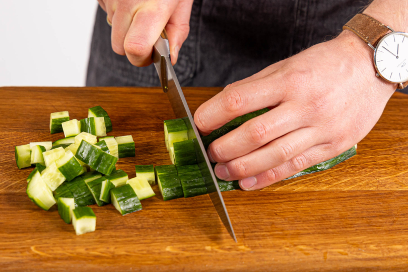 Gurke in Würfel schneiden
