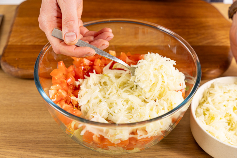 Krautsalat i der Schüssel schichten
