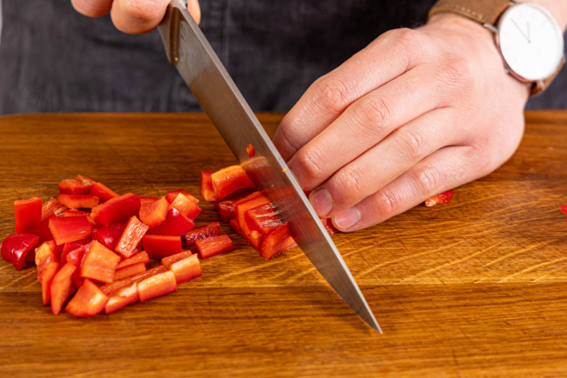 Paprika würfeln