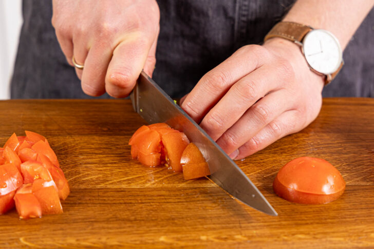 Tomaten in Würfel schneiden