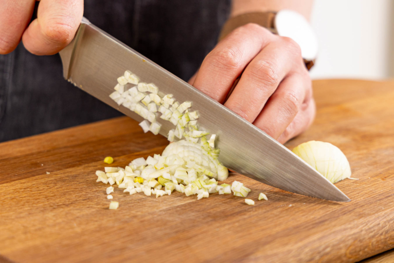 Zwiebel und Knoblauch hacken
