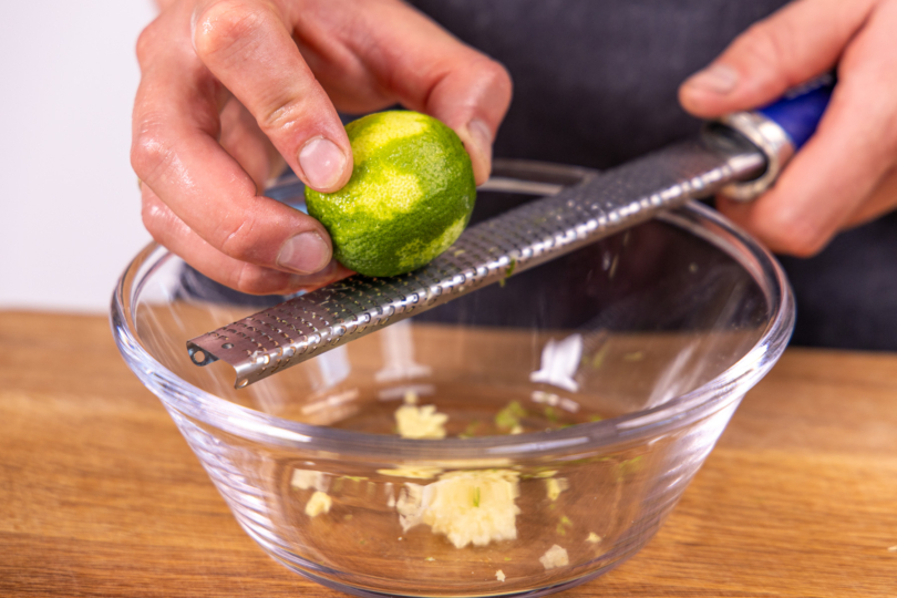 Limettenschale abreiben