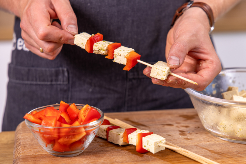 Tofu und Paprika aufspießen