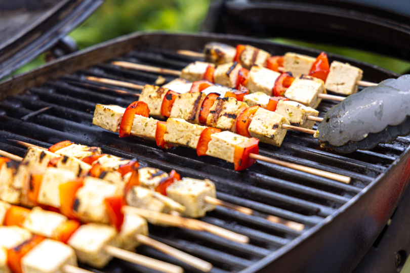 Tofu mit fruchtiger Marinade grillen