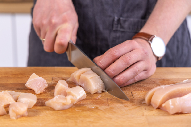 Fleisch in Würfel schneiden