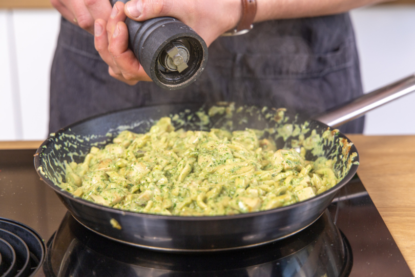 Hähnchen-Bärlauch-Pfanne würzen