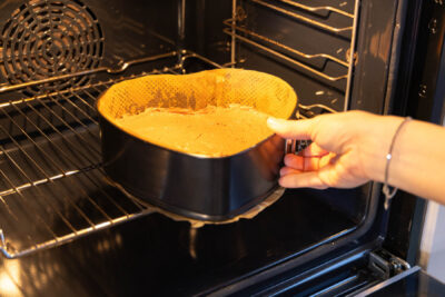 Herzform-Kuchen im Ofen backen.
