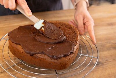 Ganache auf dem Herzform-verstreichen.