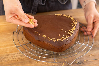 Krokant auf dem Kuchen verteilen.