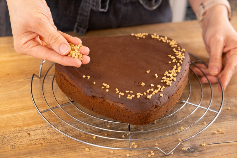 Krokant auf dem Kuchen verteilen.