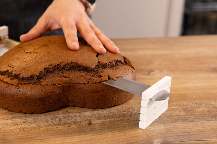 Herzform-Kuchen mit Schneidhilfe aufschneiden