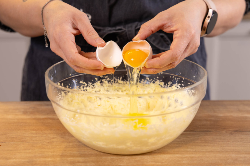 Eier zu Teig dazugeben.