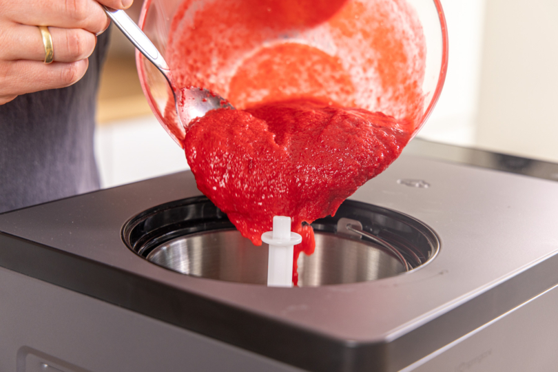 Masse in die Eismaschine füllen