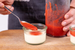 Holunder Panna Cotta mit Erdbeersoße bedecken