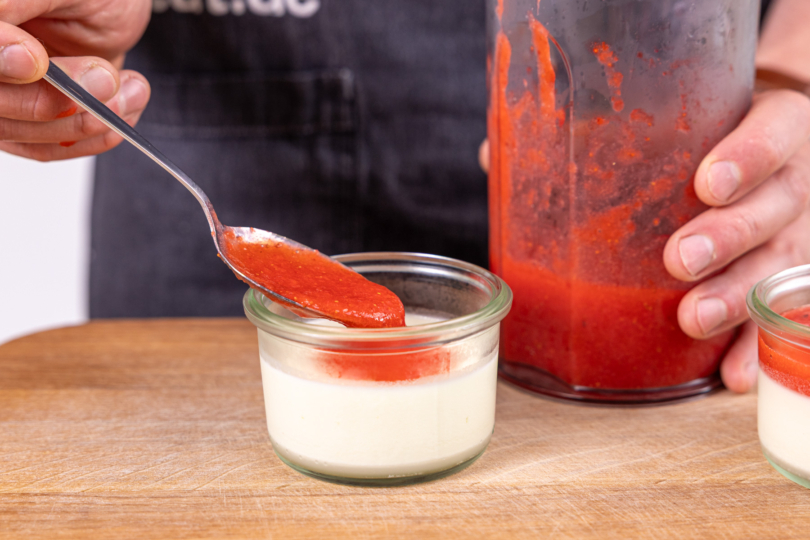 Holunder Panna Cotta mit Erdbeersoße bedecken