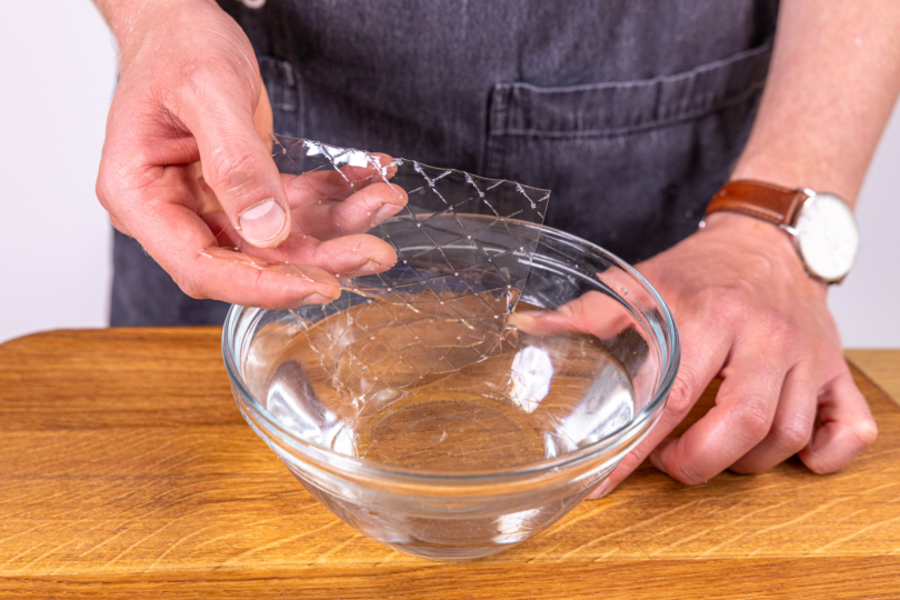 Gelatine in kaltem Wasser einweichen