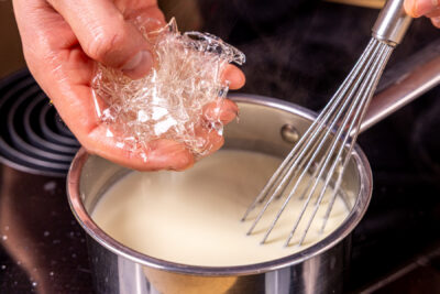 eingeweichte Gelatine in warmer Panna-Cotta-Masse auflösen