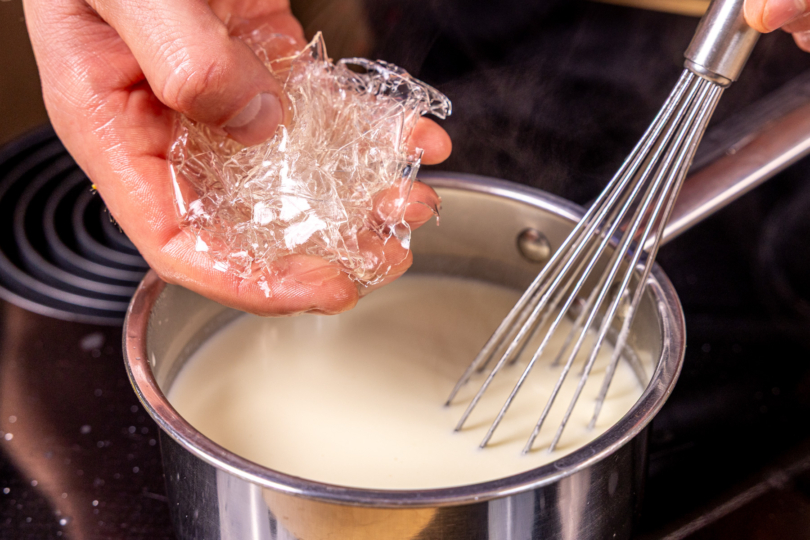 eingeweichte Gelatine in warmer Panna-Cotta-Masse auflösen