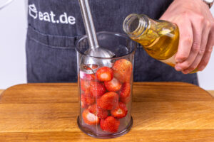 Holunderblütensirup zu Erdbeeren geben