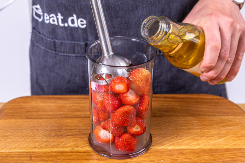 Holunderblütensirup zu Erdbeeren geben