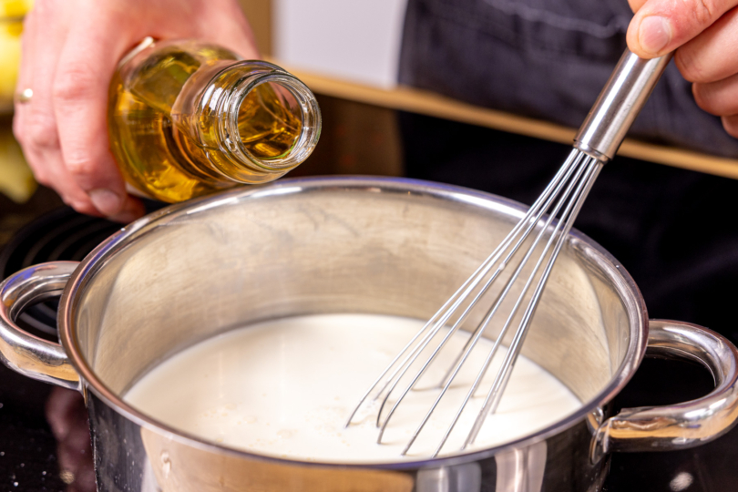 Holunderblütensirup zur Milch geben