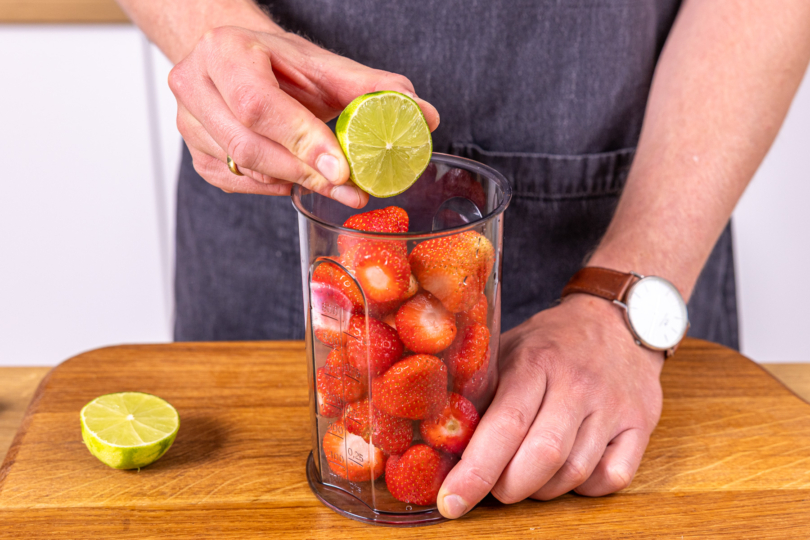 Limettensaft zu Erdbeeren geben