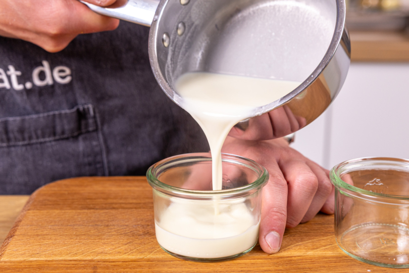 Panna-Cotta-Masse in Dessertgläsern abfüllen