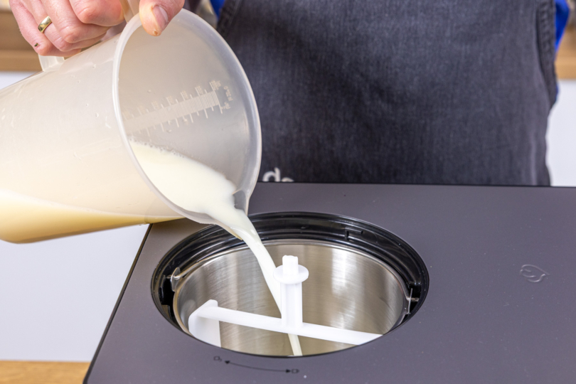 Milch-Mischung in die Eismaschine geben