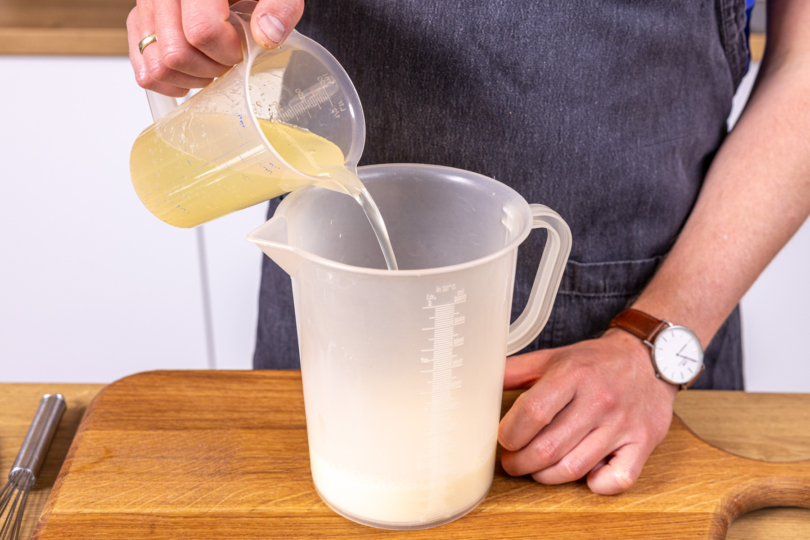 Holunderblütensirup zur Milch geben