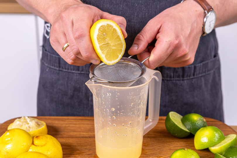 Saft einer Bio-Zitrone auspressen