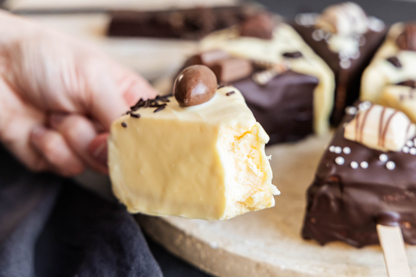 angebissener Käsekuchen am Stiel