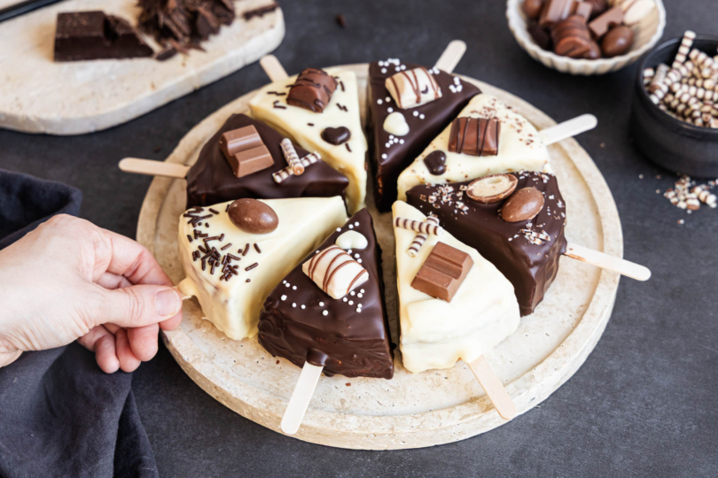 Käsekuchen am Stiel wegnehmen