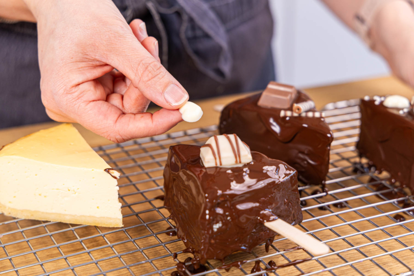 Käsekuchen am Stiel dekorieren