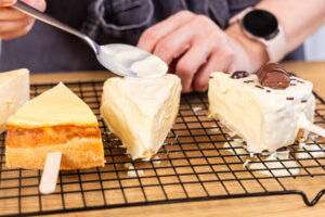 Käsekuchen am Stiel glasieren