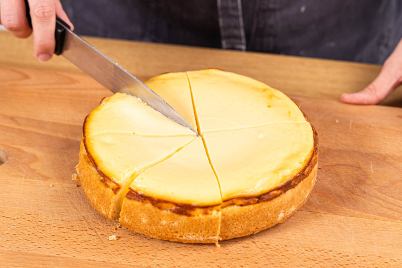 Käsekuchen schneiden