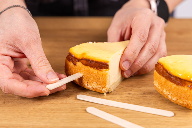 Eisstiel in Käsekuchenstück stecken
