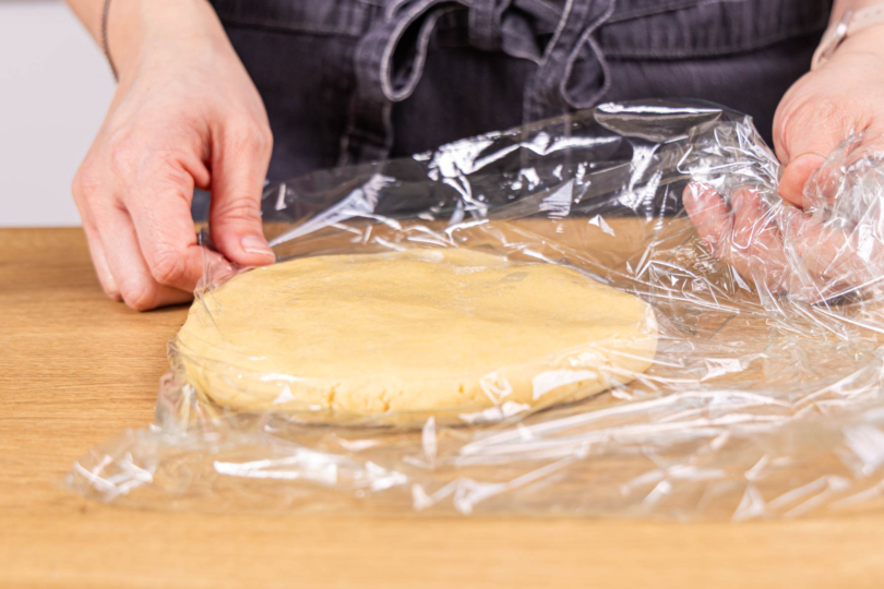 Teig in Frischhaltefolie wickeln