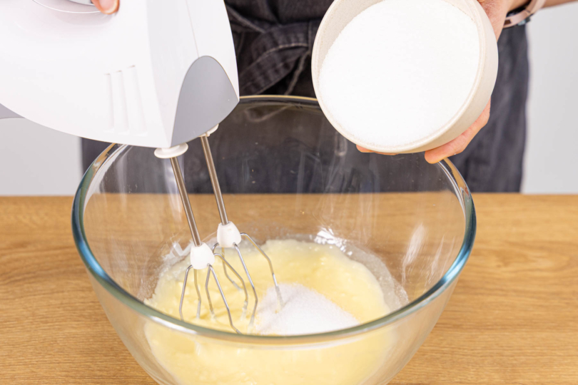 Butter und Zucker cremig aufschlagen