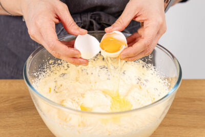 Eier nacheinander unter den Teig rühren