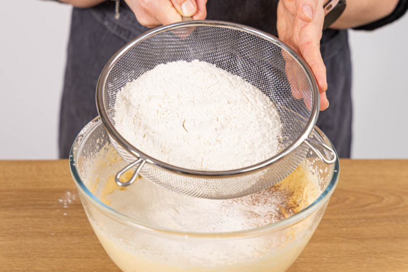 Mehl einsieben