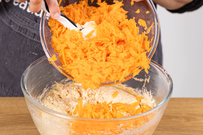 Karottenraspel in den Teig rühren