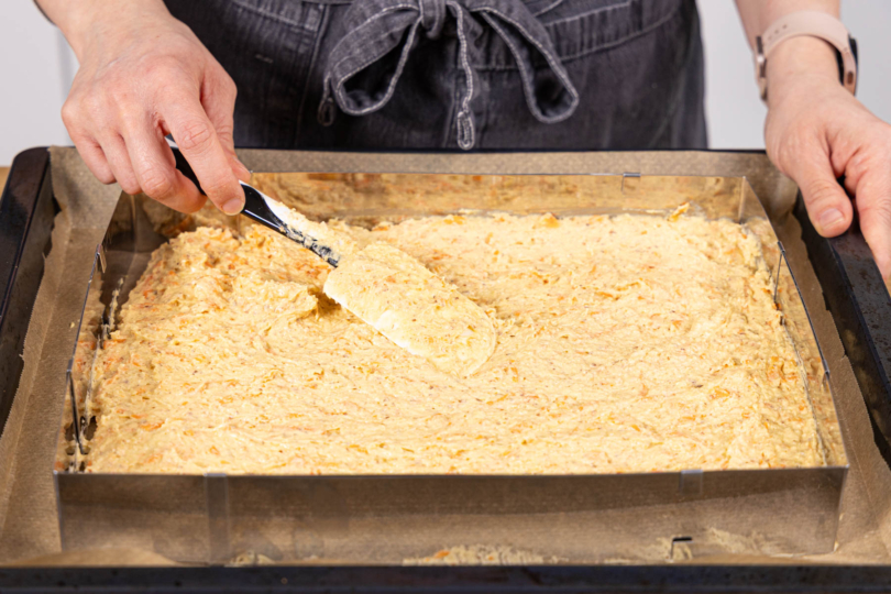 Rührteig auf im Backrahmen verstreichen
