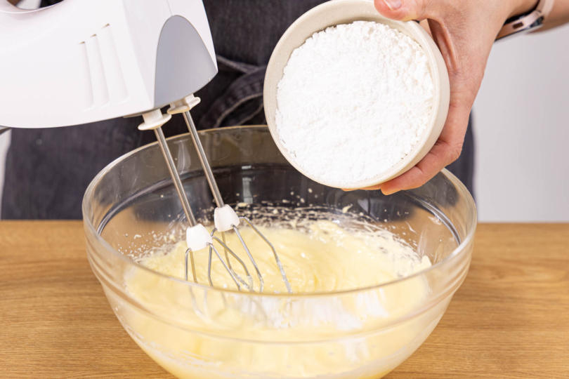 Puderzucker und Butter hellcremig aufschlagen
