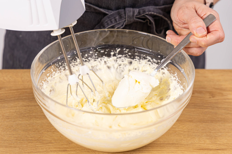 löffelweise Frischkäse unter das Frosting rühren