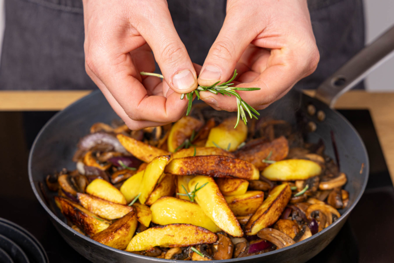Kartoffel Pilz Pfanne mit Rosmarin würzen